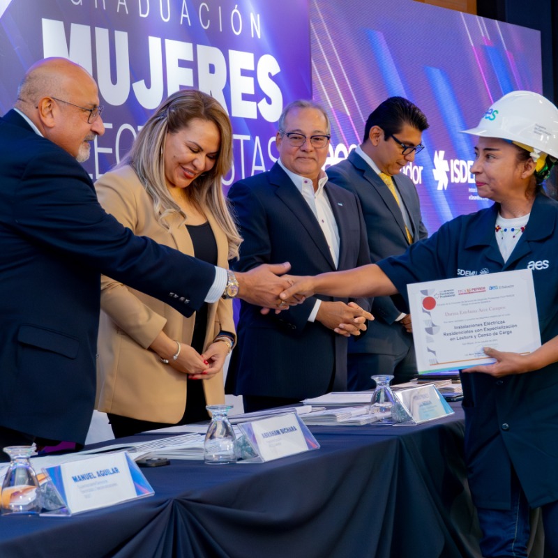 AESElSalvador's tweet photo. A través de #AESMujer y junto con @ISDEMU graduamos a 116 mujeres como técnicas electricistas de cuarta categoría, quienes también se especializaron en “Lectura y Censos de Carga” #ImpactandoVidas #MujeresElectricistas 👷🏻♀️⚡ @TheAESCorp
