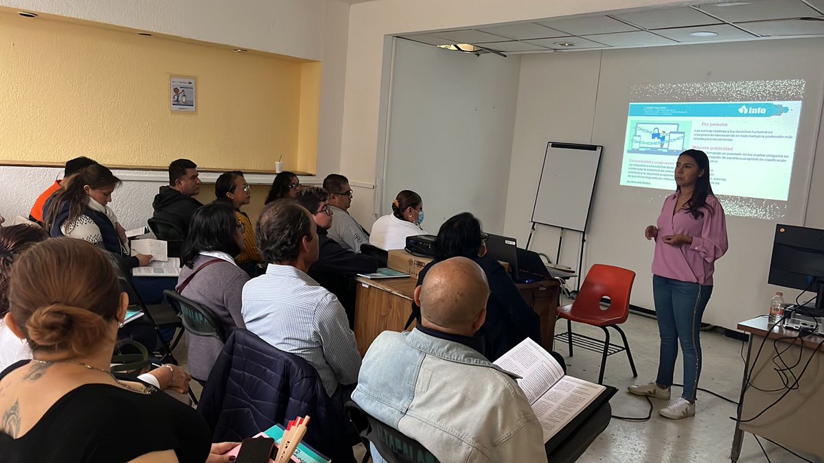 InfoCdMex's tweet photo. Con acompañamiento de personal de #CapacitaciónINFO, la instructora de la @Alc_Iztapalapa imparte el Curso “Solicitudes de información y recurso de revisión”, a personas servidoras públicas e integrantes de esa demarcación. https://t.co/NC9ioiExQO