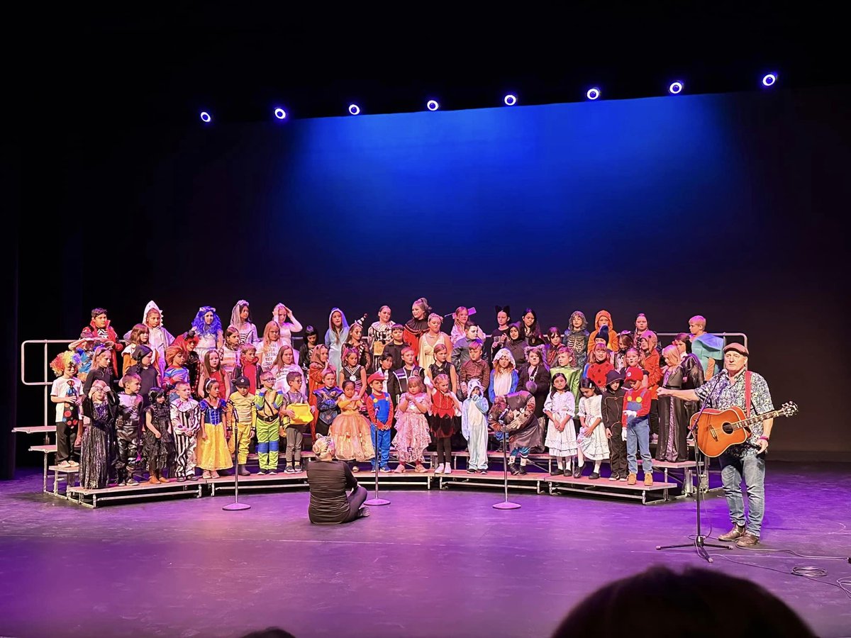 Congratulations to the @thickwoodArts Choir, led by Ms. Gondek, for their performance with Juno award winner Norman Foote. Way to go, Thunderbirds! @annaleeskinner #FMPSD #YMM #RMWB