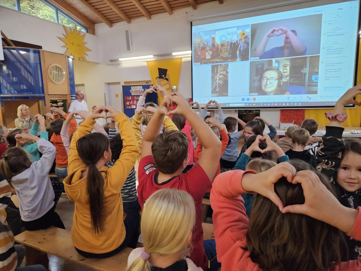 LietzInternate's tweet photo. Am #Indien-#Projekttag in der Grundschule im Lietz Internatsdorf Haubinda wurde #indische #Kultur durch die älteren Mitschüler für die Jüngeren erlebbar; u. a. zeigte sich die langjährige Verbundenheit mit der #Kalkuttahilfe e.V.  https://t.co/UWmxZ3VIl3 https://t.co/j14jCz3bRR