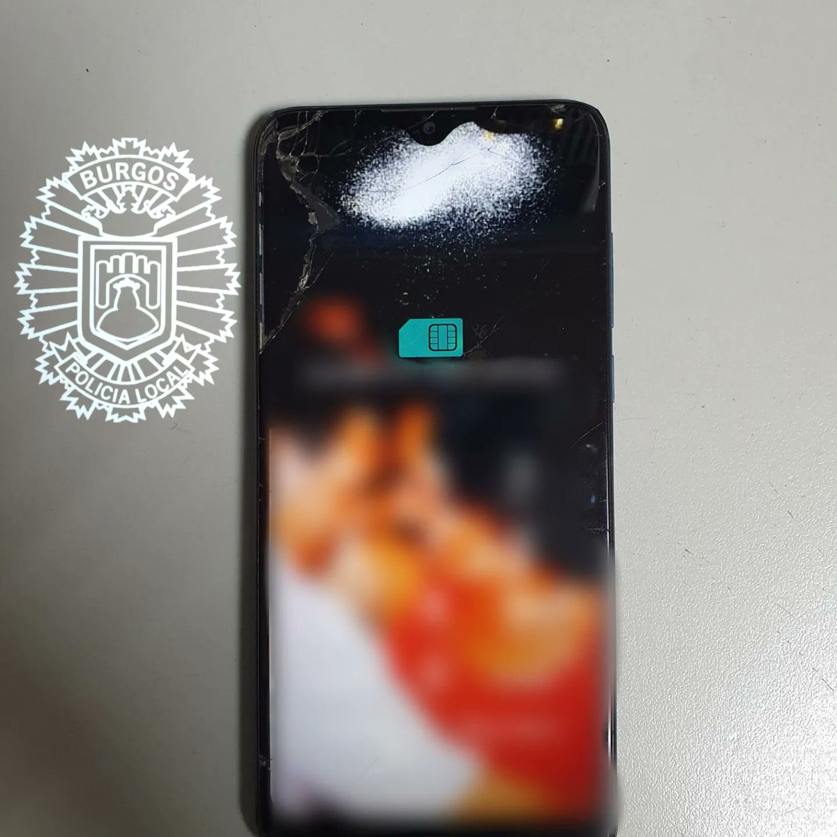 PoliciadeBurgos's tweet image. Nos han entregado este teléfono móvil y lo tenemos en #ObjetosPerdidos de la @PoliciadeBurgos en la avenida de Cantabria 54.
Si lo reconoces llama al ☎️ 947288862 de 9:00 a 14:00 horas, de lunes a viernes.