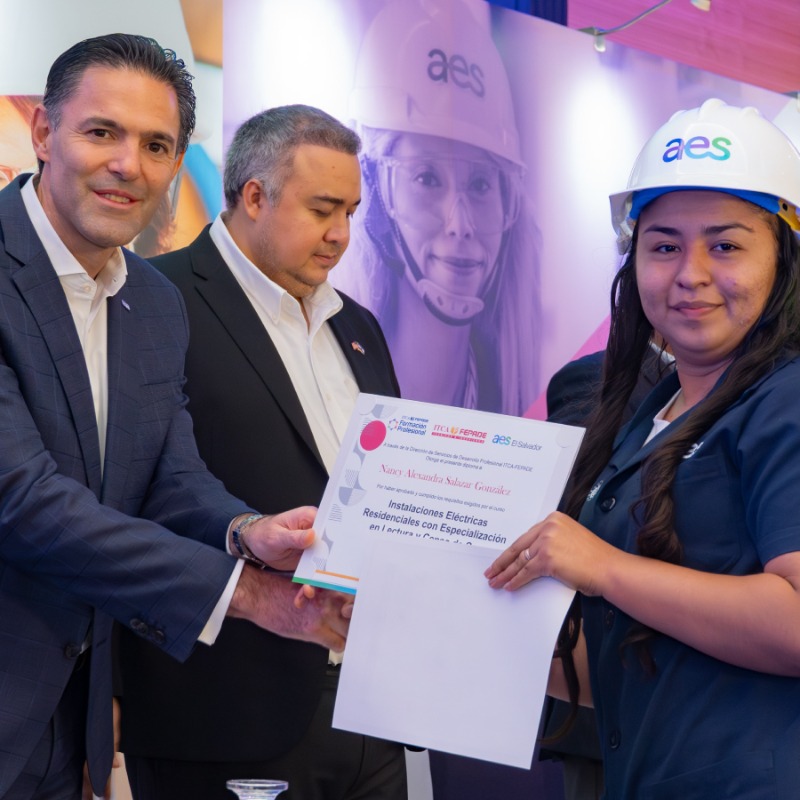 AESElSalvador's tweet photo. A través de #AESMujer y junto con @ISDEMU graduamos a 116 mujeres como técnicas electricistas de cuarta categoría, quienes también se especializaron en “Lectura y Censos de Carga” #ImpactandoVidas #MujeresElectricistas 👷🏻♀️⚡ @TheAESCorp