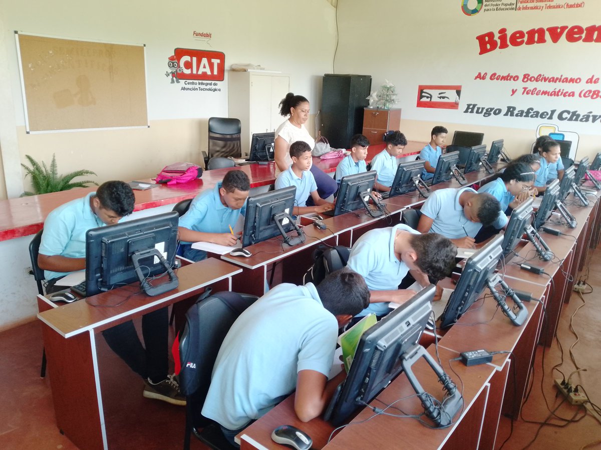 AmaricuAf's tweet photo. #25Oct23 Estudiantes de 3er año del L.B Hugo Chávez, activos en uso de las herramientas tecnológicas en la formación de Grupo de Creación, Recreación y Producción #SomosFundabit https://t.co/vFYwMufmwR