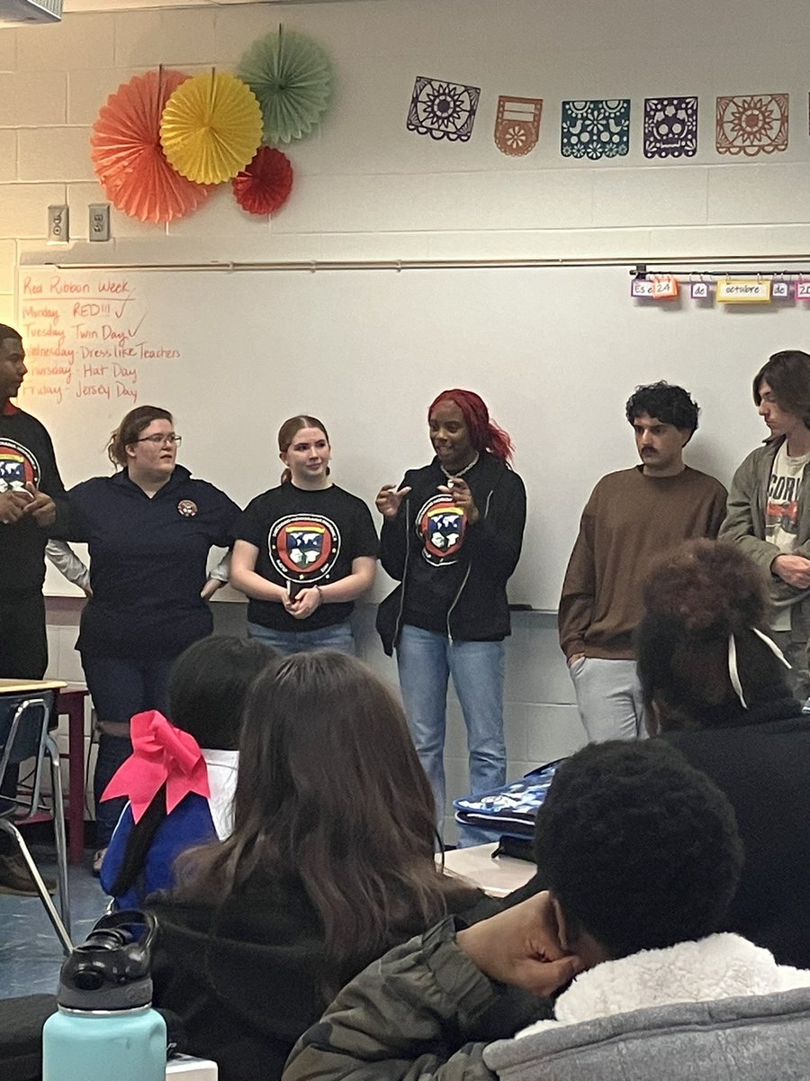 melissa13thomas's tweet photo. Love the connections that @LGMS_HCS and @LGHS_HCS students are making by discussing the Spanish pathway and Spanish National Honors Society! #WildcatPRIDE #TRUEBLUE https://t.co/nM2iKj8HqT