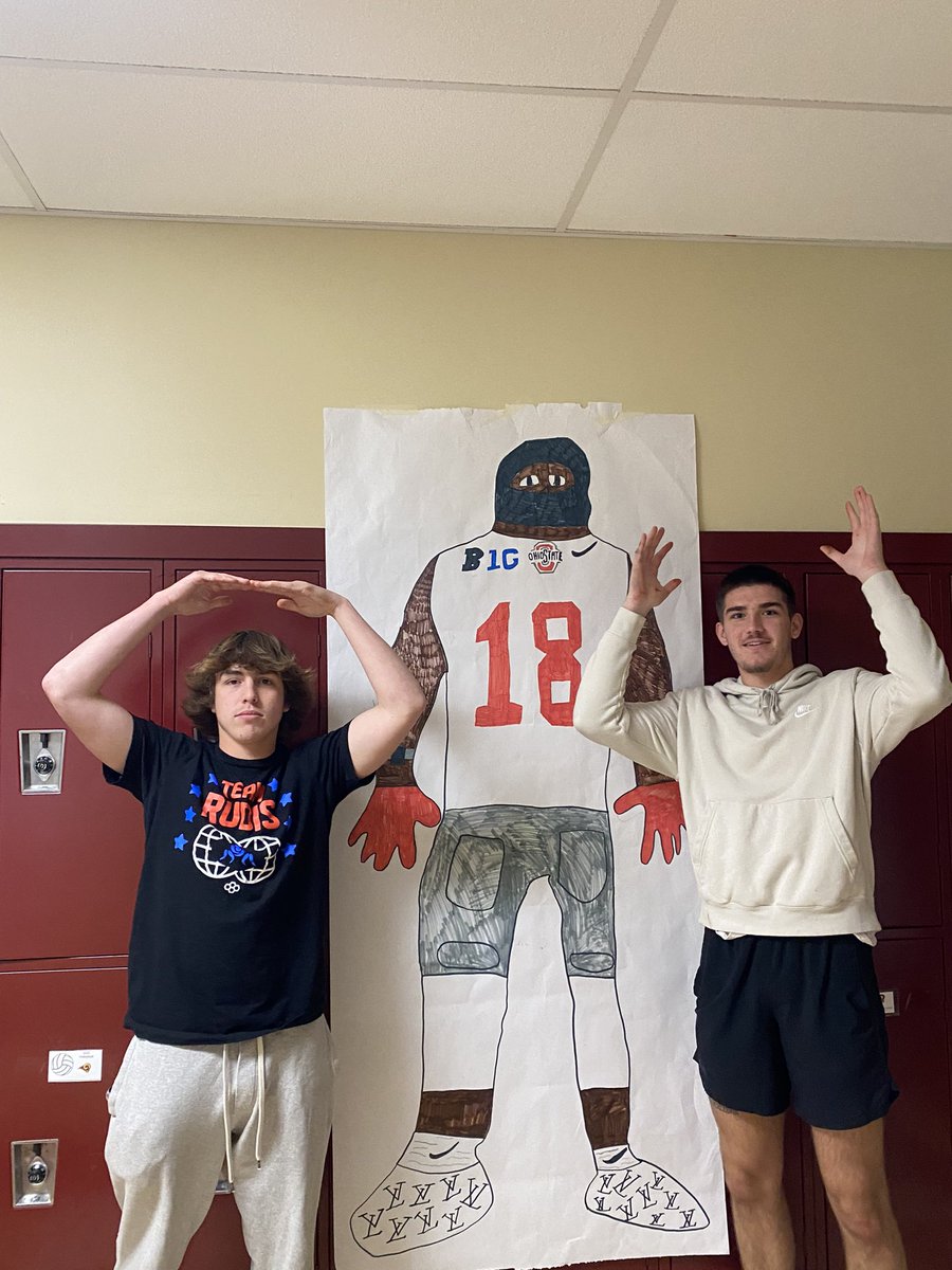 AustinParker140's tweet photo. Class marketing project with the Apple Watch. Get a chance to earn extra credit with a response from @MarvHarrisonJr 🙏. Go BUCKS 🌰 @OhioStateFB https://t.co/Tdwfy9eqSj