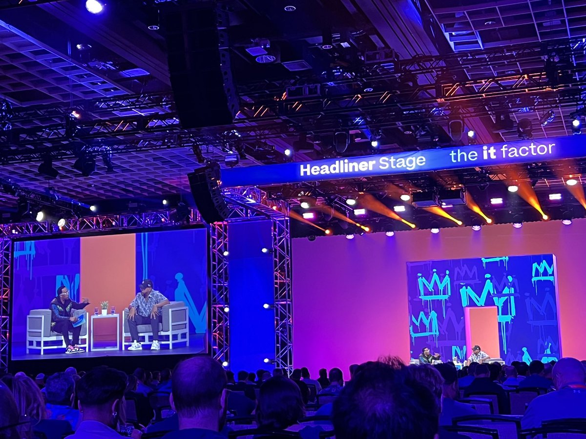 maryjeanschmitt's tweet image. At @netapp we are fighting for our customers like Timbaland is fighting for creators #NetAppInsight changjng the world with #data and #AI