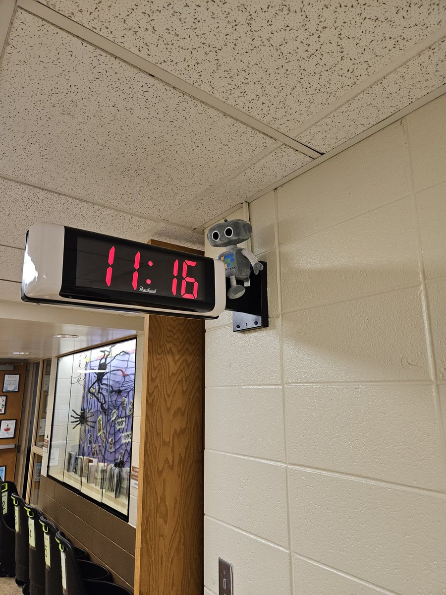 We love hunting for Roz from #TheWildRobot around <a href="/CottonCS118/">Cotton Creek School</a>! #ccs118life #d118life