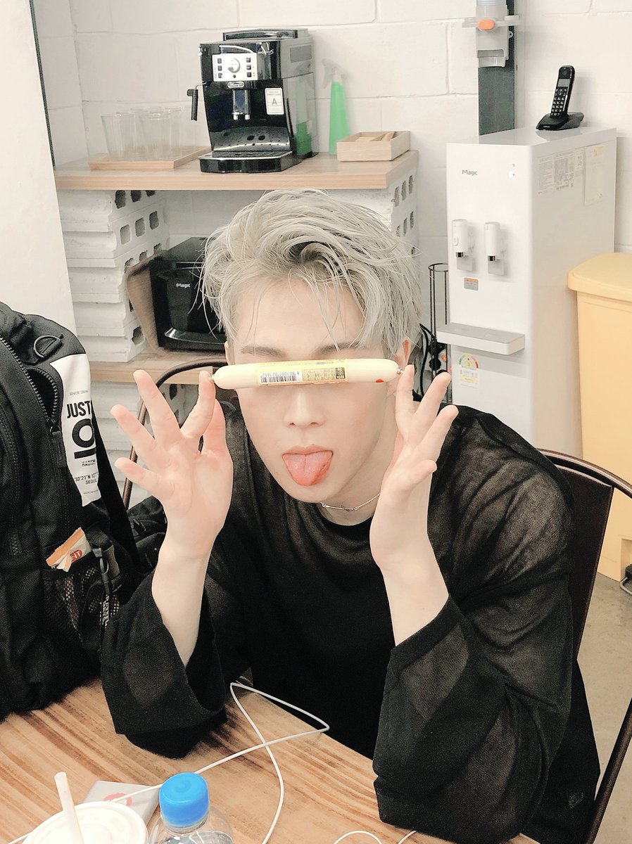 Ya me senté y estoy listo para comenzar con la más esperada #𝐒kıtty·𓊈𝕘ossı𝚙·𝕔ᥲll𓊉. ¿Quién listo para chismecito? Obviamente yo y claramente, no terminará la llamada sin ponerle algún nombre a mi nuevo peluche. (!!!)

                 —  ⚠️ ;  𝐃𝕀𝐓 ゞ 𝐓𝕆.