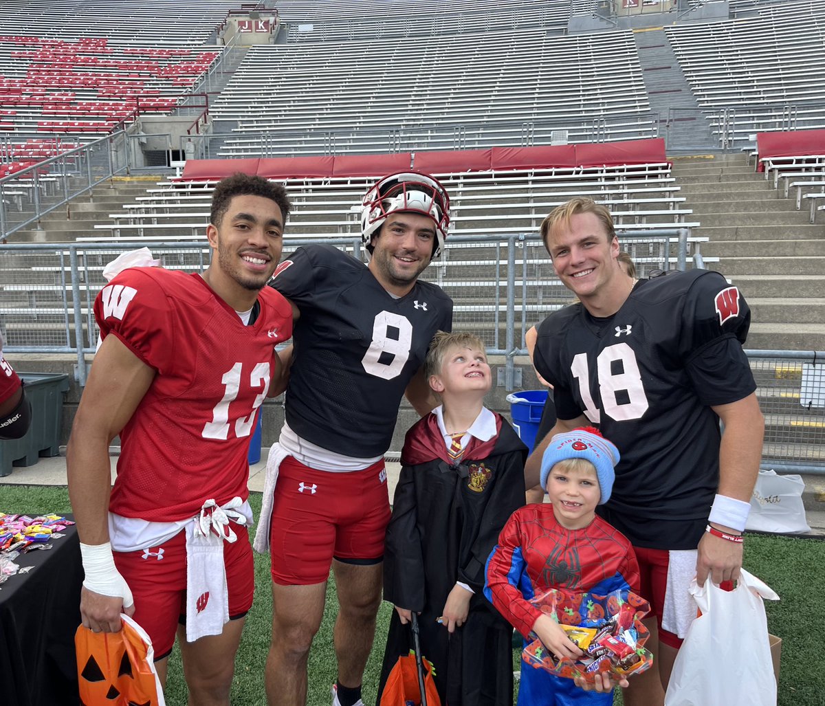 Coach Everett (@nineinthebox) on Twitter photo 3 great badgers with two big badger fans! #EarlyHalloween ๐ฆก๐
<a href="/chimdk11/">Chimere Dike</a>
<a href="/Braedyn_Locke3/">Braedyn Locke</a>
<a href="/t_mordecai/">Tanner Mordecai</a> 3 great badgers with two big badger fans! #EarlyHalloween ๐ฆก๐
<a href="/chimdk11/">Chimere Dike</a>
<a href="/Braedyn_Locke3/">Braedyn Locke</a>
<a href="/t_mordecai/">Tanner Mordecai</a>