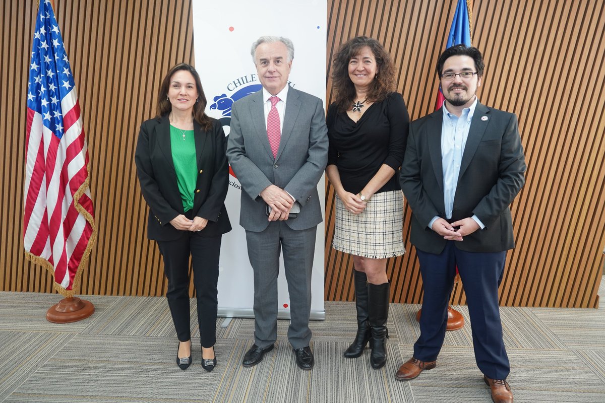 AmChamChile's tweet image. Hoy nuestra Mesa de Salud organizó un encuentro con el exministro de Salud, @ESantelicesC, quien compartió con nuestros socios un análisis sobre el informe emitido por la Comisión Técnica que revisa la Ley Corta de Isapres, para luego intercambiar visiones sobre esta propuesta.