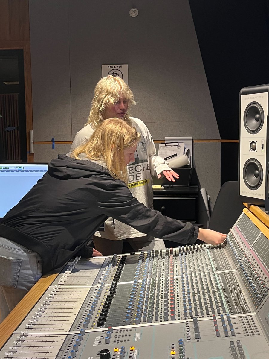 womensaudio's tweet image. It was an exciting day at WAM's world-class recording studio as our #FallInterns joined us for a workshop led by our #Studio Manager and #Engineer, Arielle! 🎶🎤 

#RecordingStudioWorkshop #MusicProduction #WAMStudioFun