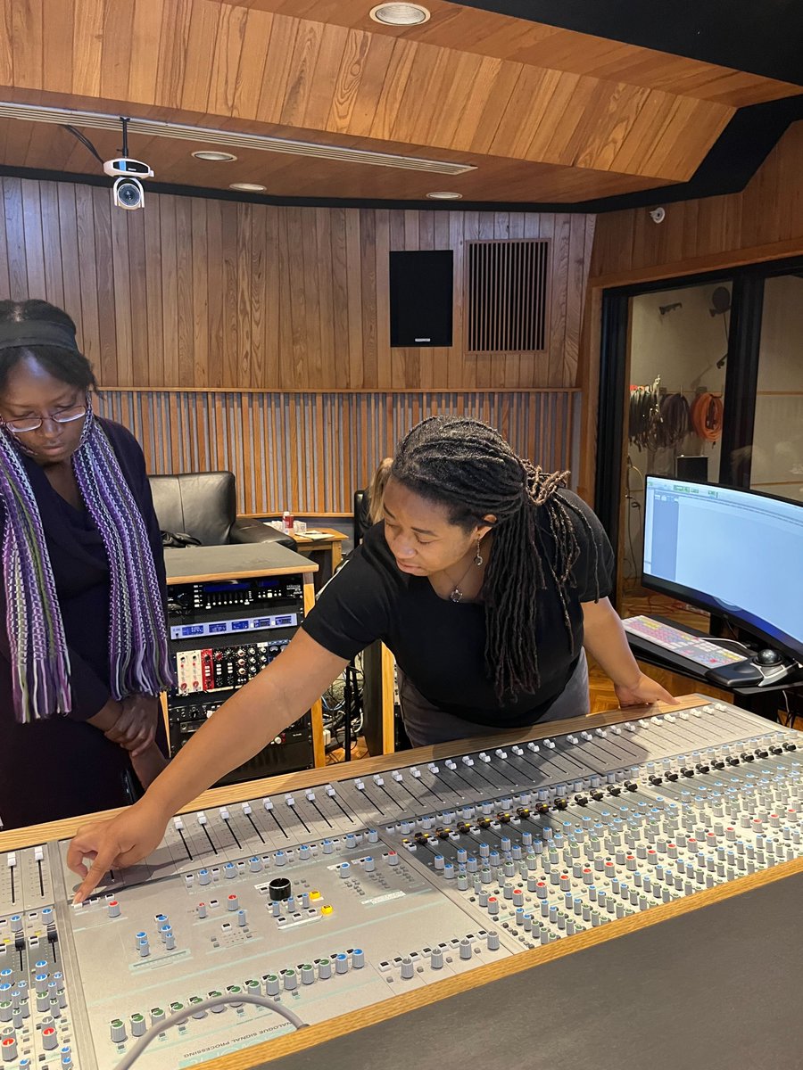 womensaudio's tweet image. It was an exciting day at WAM's world-class recording studio as our #FallInterns joined us for a workshop led by our #Studio Manager and #Engineer, Arielle! 🎶🎤 

#RecordingStudioWorkshop #MusicProduction #WAMStudioFun