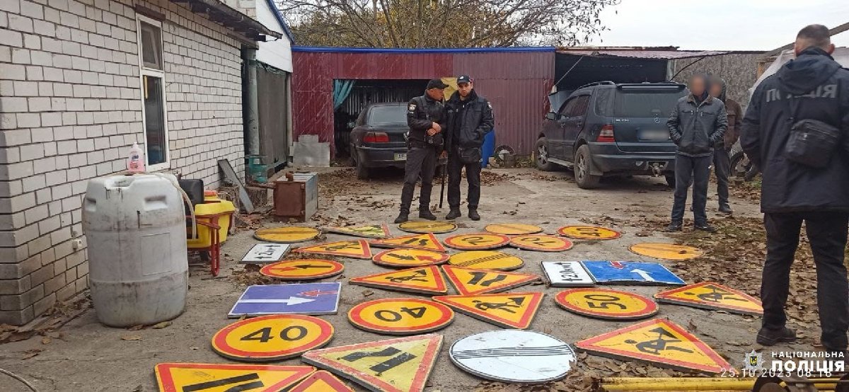rehionality's tweet photo. На Дніпропетровщині затримали чоловіка, який будував собі теплицю з крадених дорожніх знаків https://t.co/10nrt9zamk