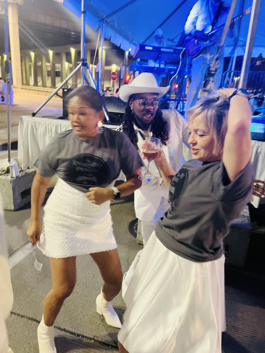 OfficialTEPB's tweet photo. Gigi is #FanOfTheWeek! She shook it down with us at @DinerEnBlancCIN
#anniversarycelebration #bandforhire #barmitzvah #batmitzvah #corporateevents #danceband #dinerenblanc #discomusic #funkmusic #livemusic #partyband #SpecialEvents #theeverydaypeopleband #touringband #weddingband https://t.co/pwZbZkGGGZ