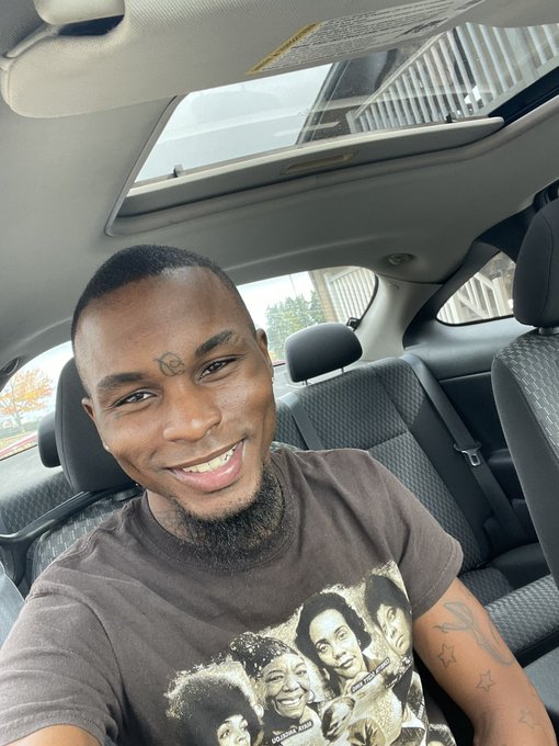 Just a smile/ wit eye drops in my eyes lol I wasn&rsquo;t crying or nothing 😂😩 https://t.co/crAru7mwA1