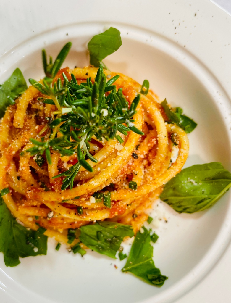 ICanCookThis's tweet photo. If you shy away from carbs, try a smaller plate. It will help with portion control and now you can have that #pasta! #portioncontrol #theholidaysarecoming #eatingseason https://t.co/F5BGw9pL9q