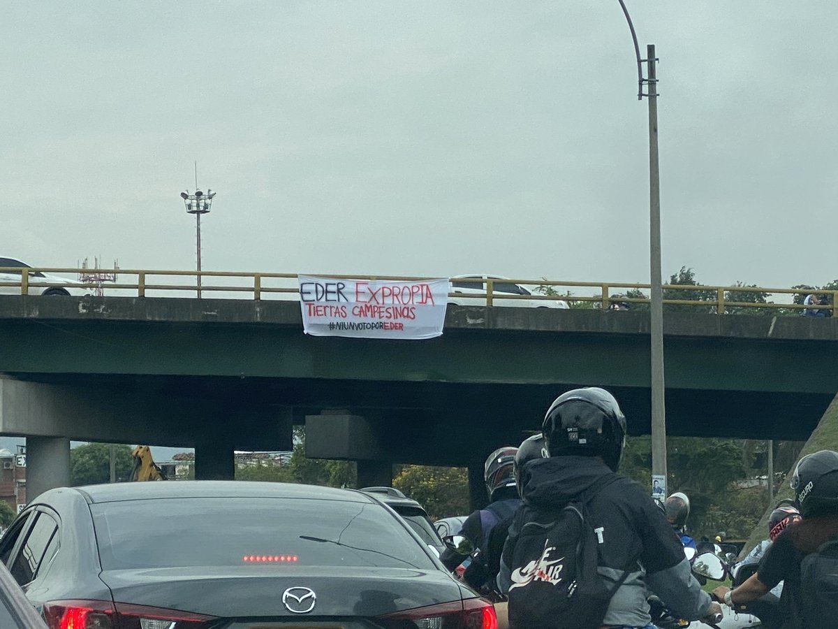 elabradorvbc's tweet photo. @alejoeder @LaLuciernaga @gabodelascasas como se permea el Populismo de este gobierno, solo repiten las frases q programan a los pobres cerebros. Un anillo redondo pero su centro completamente vacío. https://t.co/aaiN9mxIJc