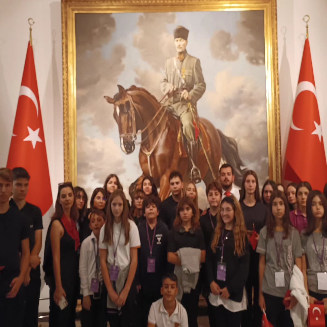 UONarlidere's tweet photo. Cumhuriyetin 100. Yılı anısına düzenlediğimiz Ankara gezisinin ikinci gününü Anıtkabir ziyareti ve töreninin ardından Tabiat Tarihi Müze gezisi ile tamamladık 🇹🇷
#uğurluolmak💜 https://t.co/cgMOorlEH7