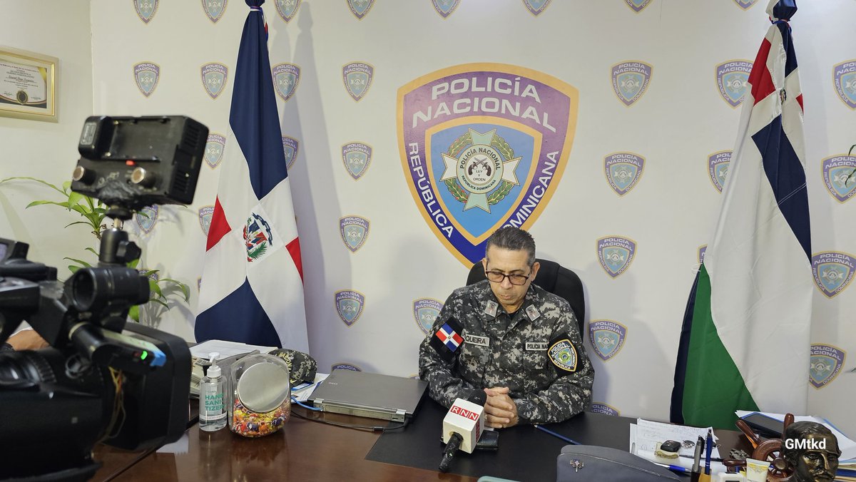 gabrielmercedez's tweet photo. Sigue el director de Comunicaciones Estratégica (Vocero) de la @PoliciaRD coronel @pesqueiradiego hablando con medios de comunicación que cubren la fuente de la institución.
@rnncanal27 #PNteInforma https://t.co/vuidfH0Ms5