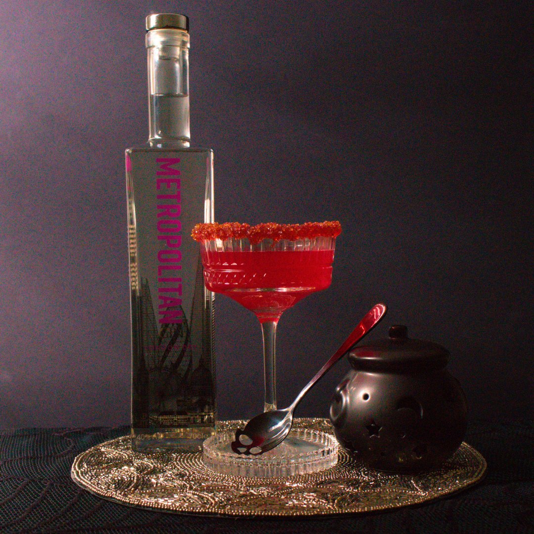 Get into the #Halloween spirit with a Vampire's Kiss...

25ml #MetropolitanGin
20ml Raspberry liqueur
Frozen raspberries
Red sugar to garnish
Sprite to top up
Ice

A #cocktail you'll want to sink your teeth into 🦇

#AceoSpirits #LondonDryGin #Gin #GinLover #GinCocktails #Spooky