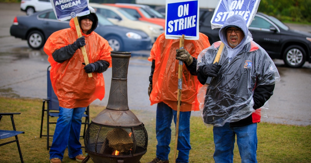 Thank you, #UAW Local 2209 members, for visiting UAW Local 602 on the picket line in Lansing, MI, with supplies and solidarity.
#StandUpUAW #Striketober #SolidaritySeason