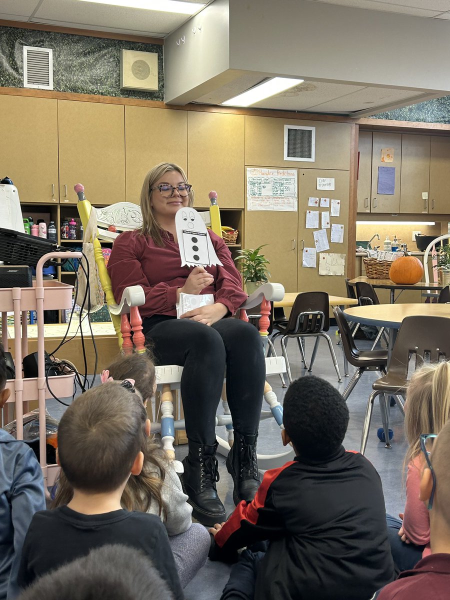 MissNantais's tweet photo. Lots of spooky learning happening today in Mrs. Fraser’s JK/SK class at St. Christopher’s! Part 1 👻🎃@Miss_Fraser3 https://t.co/mlWW69J1Tp