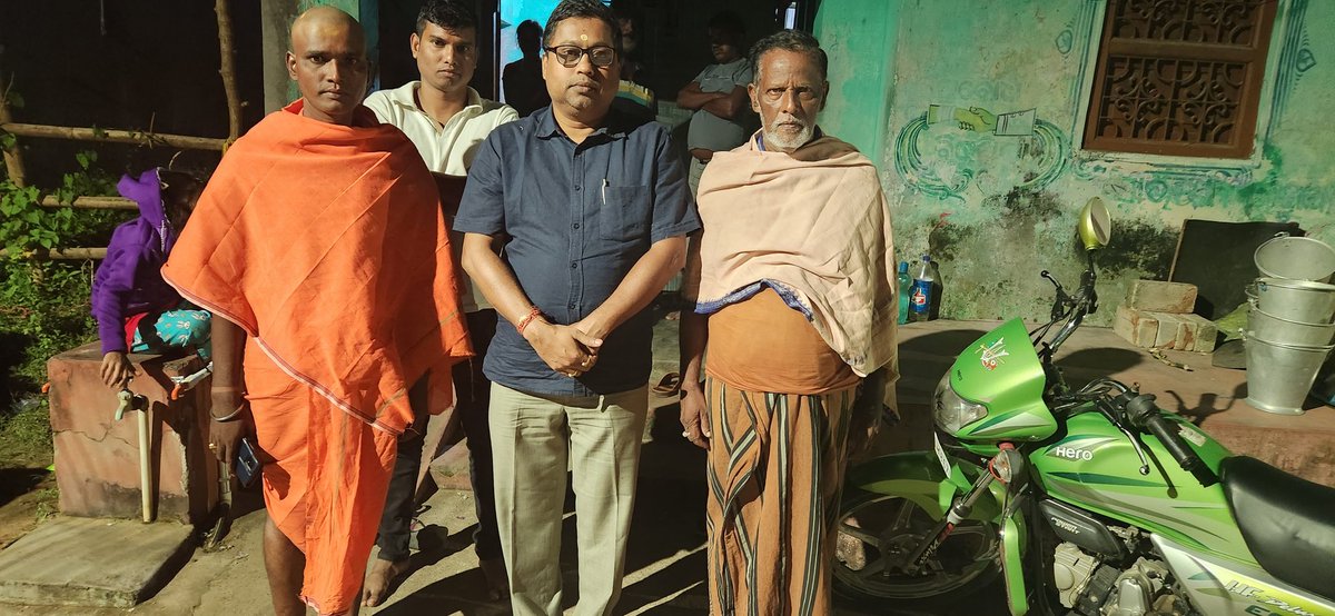 anubhavpatnaik7's tweet photo. Visited Papu &amp; his family in Padhi Sahi, Khandapada to offer condolences on the loss of his dear aunt. 🙏 Our thoughts are with them during this difficult time. #Condolences #SupportingFriends 🕊️ https://t.co/q9i3QJ5cZF