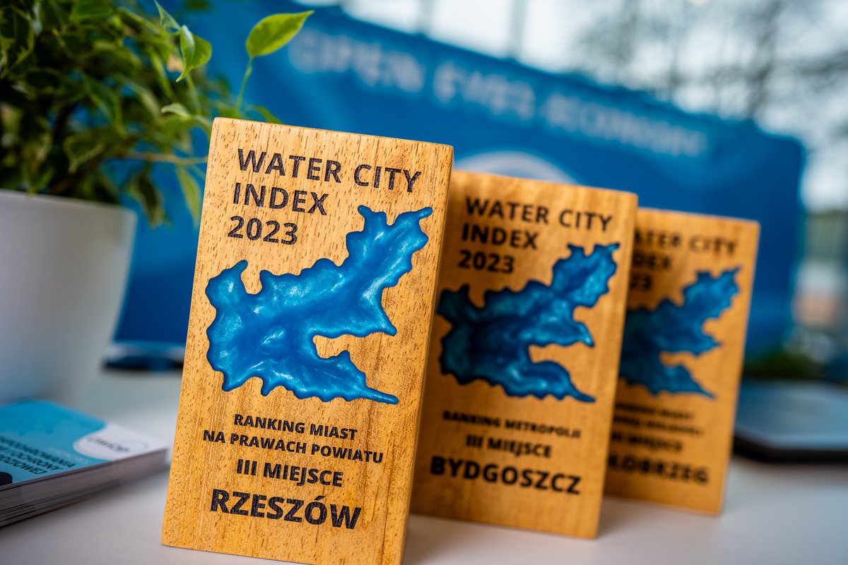 OpenEyesEconomy's tweet photo. Miasta-laureaci Water City Index 2023 🏆
▪ metropolie:
🥇 Wrocław🥈 Kraków 🥉 Bydgoszcz
▪ miasta na prawach powiatu:
🥇 Słupsk🥈 Olsztyn🥉 Rzeszów
▪ miasta średniej wielkości:
🥇 Żywiec🥈 Orzesze🥉 Kołobrzeg

Gratulujemy!  👏 

Pełny raport: https://t.co/u90spBtLY8 https://t.co/7LYtj7A6bt