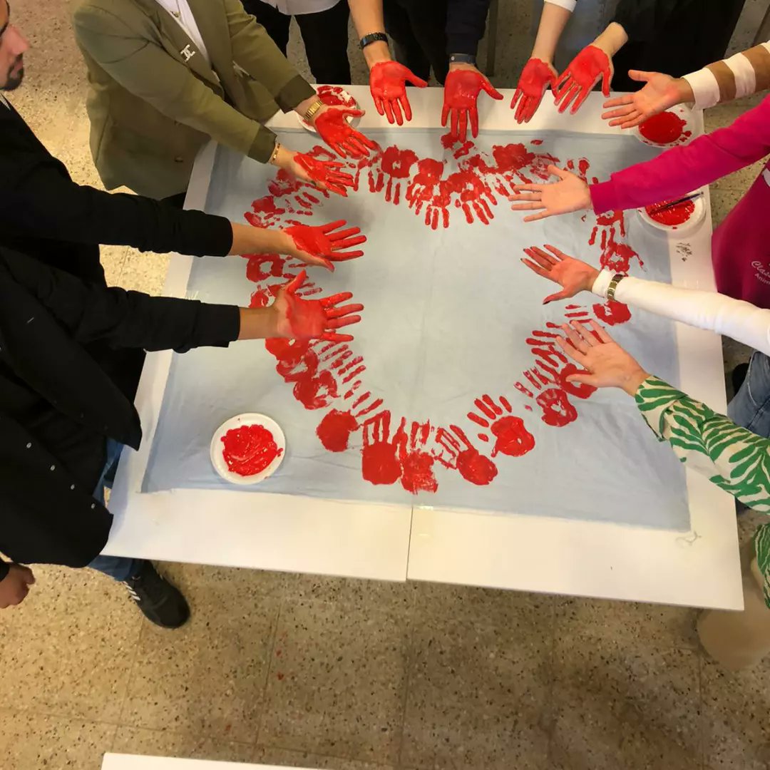 Dönemin ilk toplantısını ve ilk etkinliğimizi yaptık. Çocuk hakları konusunda farkındalık oluşturmak için akrilik boyalarla el baskımızı da yaptık. Katılan bütün arkadaşlarımıza çok teşekkür ediyoruz🌺✨

<a href="/siirtuniversity/">Siirt Üniversitesi</a>
<a href="/EgitimSiirt/">SiirtEğitim</a> 
<a href="/siirtunisosyal/">SiirtÜniSosyal</a>