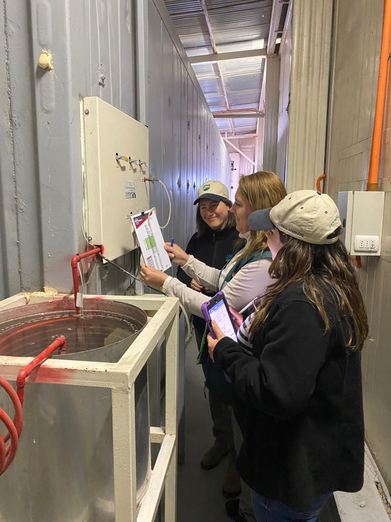 sagchile's tweet image. Con el fin de re habilitar plantas agroexportadoras para la presente temporada, funcionarios de @sagchile #Linares y del departamento de agricultura de 🇺🇸 @USDA  #APHIS, visitan empresas de fruta de la provincia.