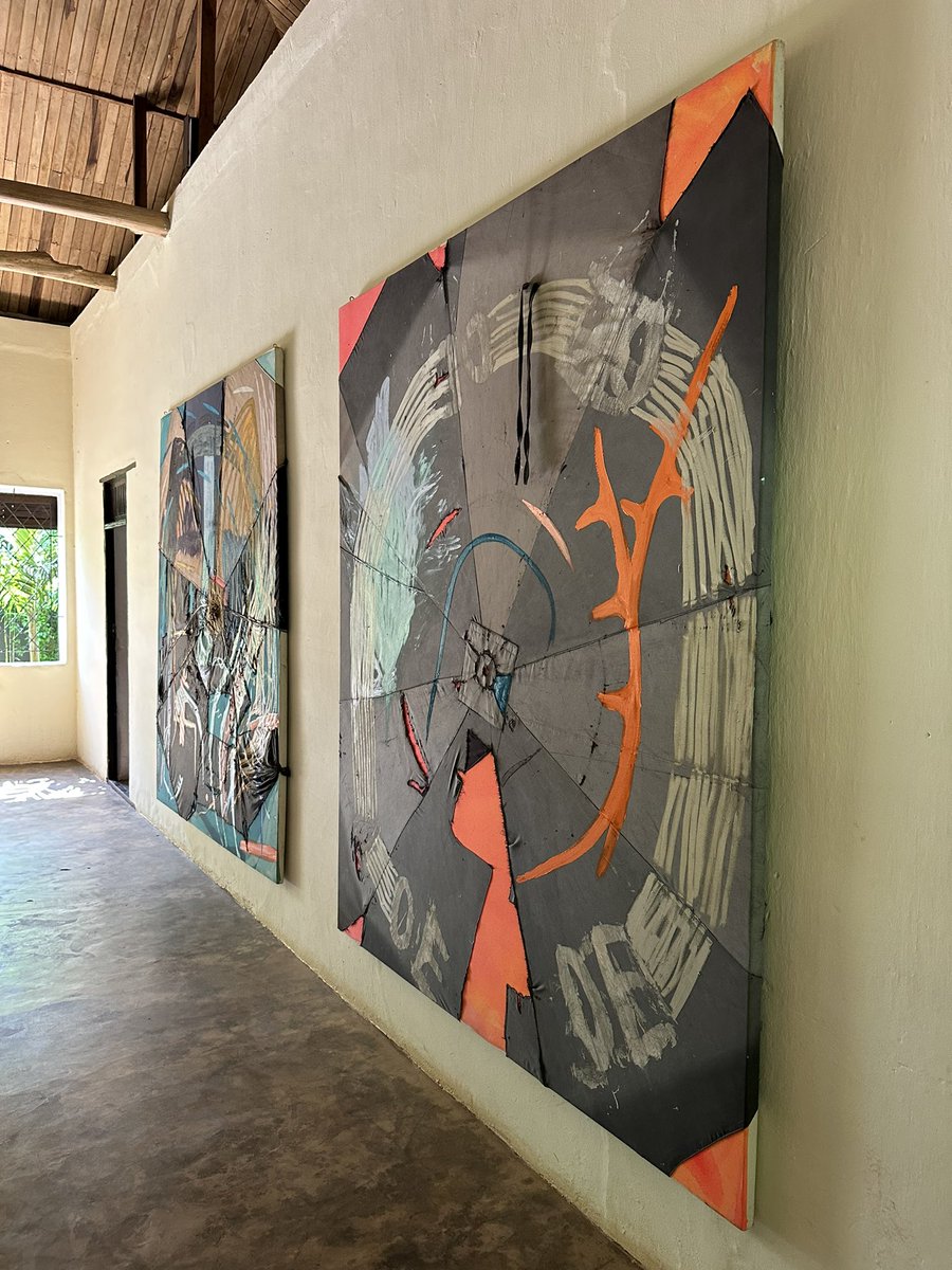 A #Ouidah, dans l’atelier de #JeremyDemester ❤️
Prochaine exposition à Cotonou : janvier 24 <a href="/FondationZinsou/">Fondation Zinsou</a>