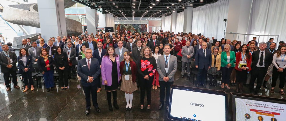 SE_mx's tweet photo. #ComunicadoConjunto

Las secretarías de Economía y @SEP_mx convocaron a líderes de la industria, de la academia y del trabajo, para fortalecer al talento joven mexicano en el sector de la electromovilidad.

@Nora_Ruvalcaba, @dgetisems, @AmiaMexico, @empleogob_mx https://t.co/vc01WdB6iL