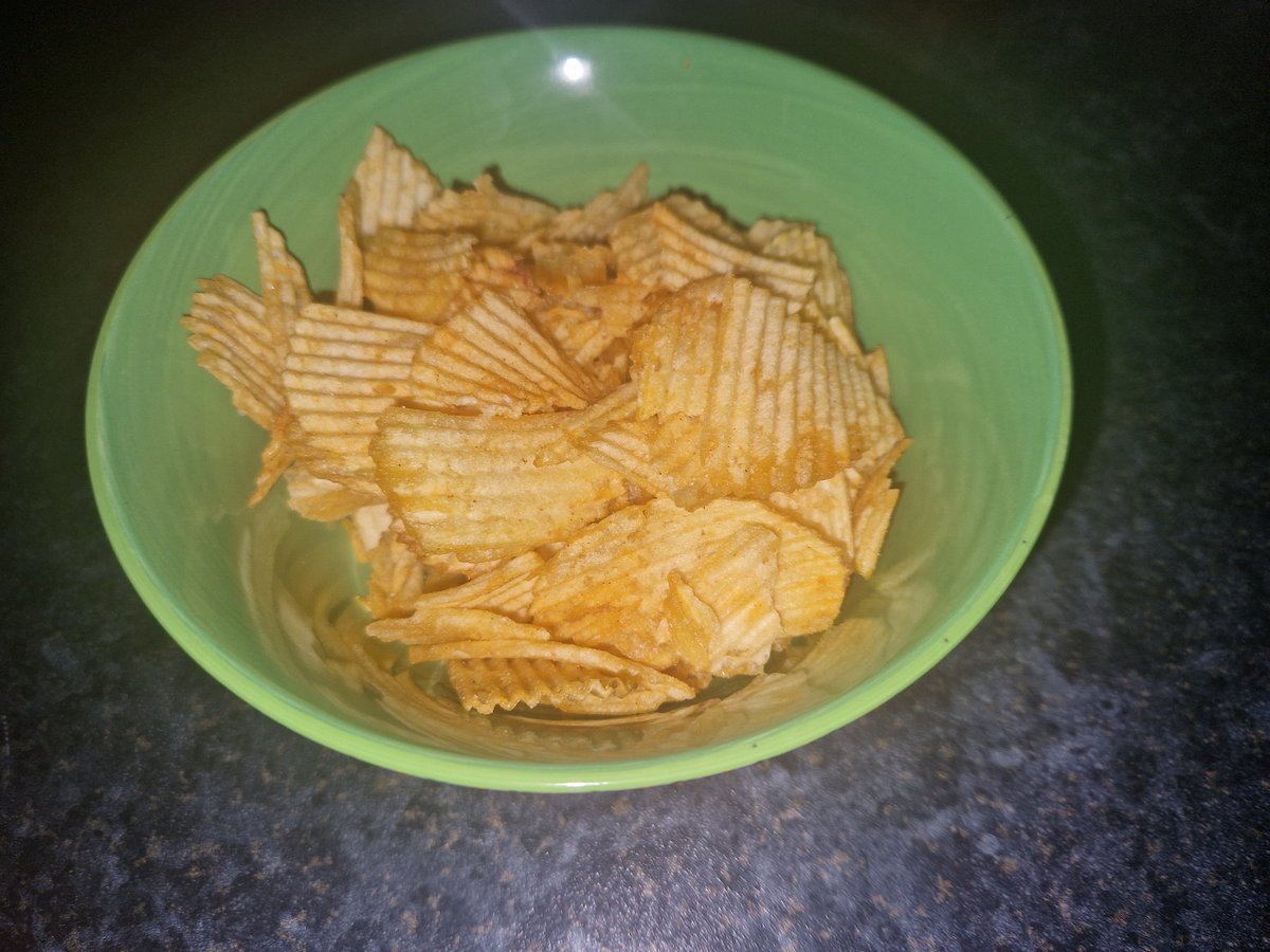 CrispsOfBritain's tweet photo. Walkers Max Spicy Prawn Cocktail: a classic of 70s dinner parties, prawn cocktail needs a shake up. And that shake up is cayenne pepper. Tomato heavy, and with a level of spice which tiptoes all over your tongue, these crisps push your taste buds to the max. Rating: 8.1 https://t.co/jedVu5iELX