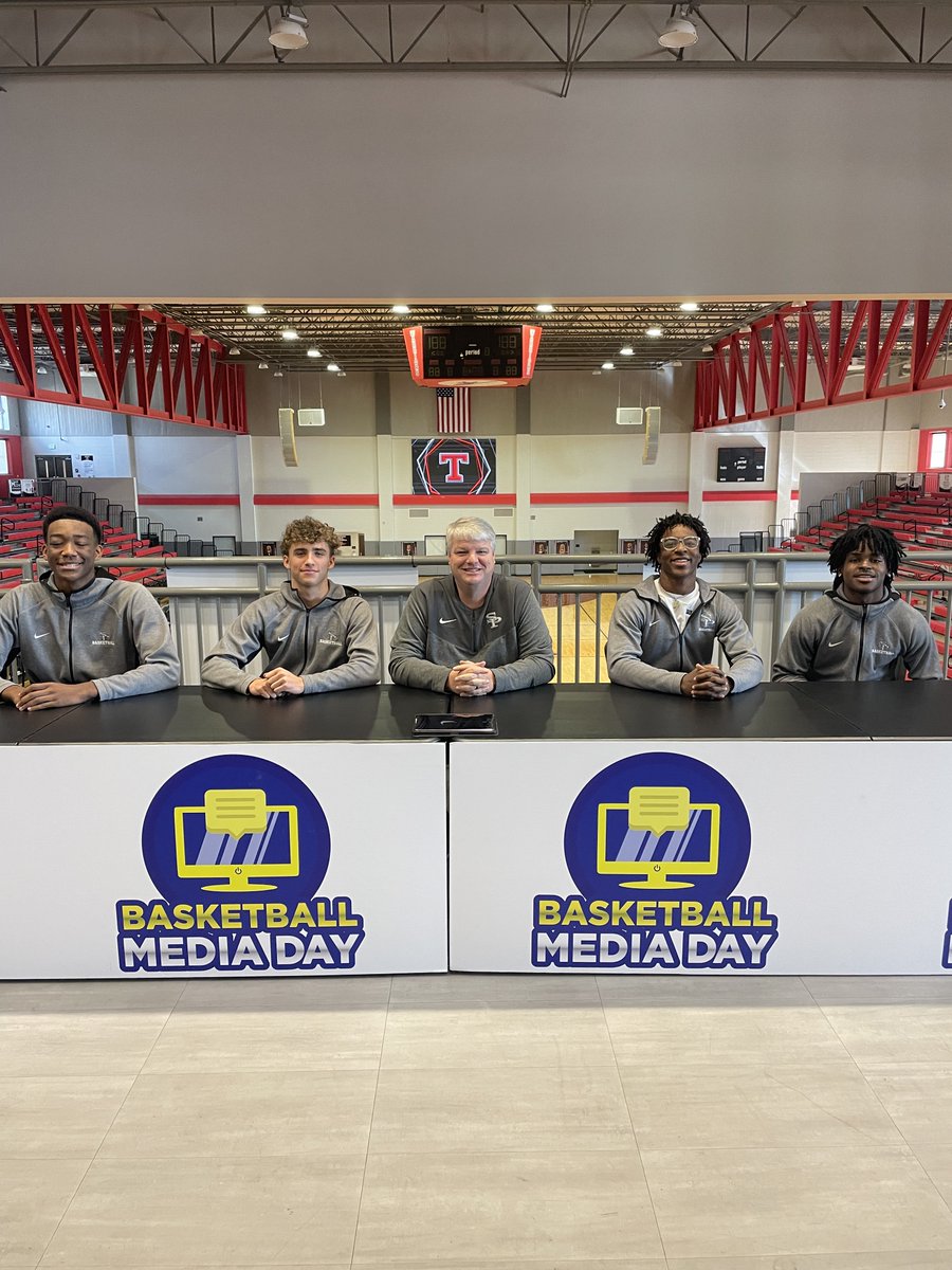 prepsportsmngt's tweet photo. @SPHSBoysBskball in the house. Happy to have TJ Lamar, Chapman Blevins, Coach Chris Laatsch, Korbin Long and Nick Richardson speak on the program and how they're going to create their own identity. https://t.co/KVweh2blqP