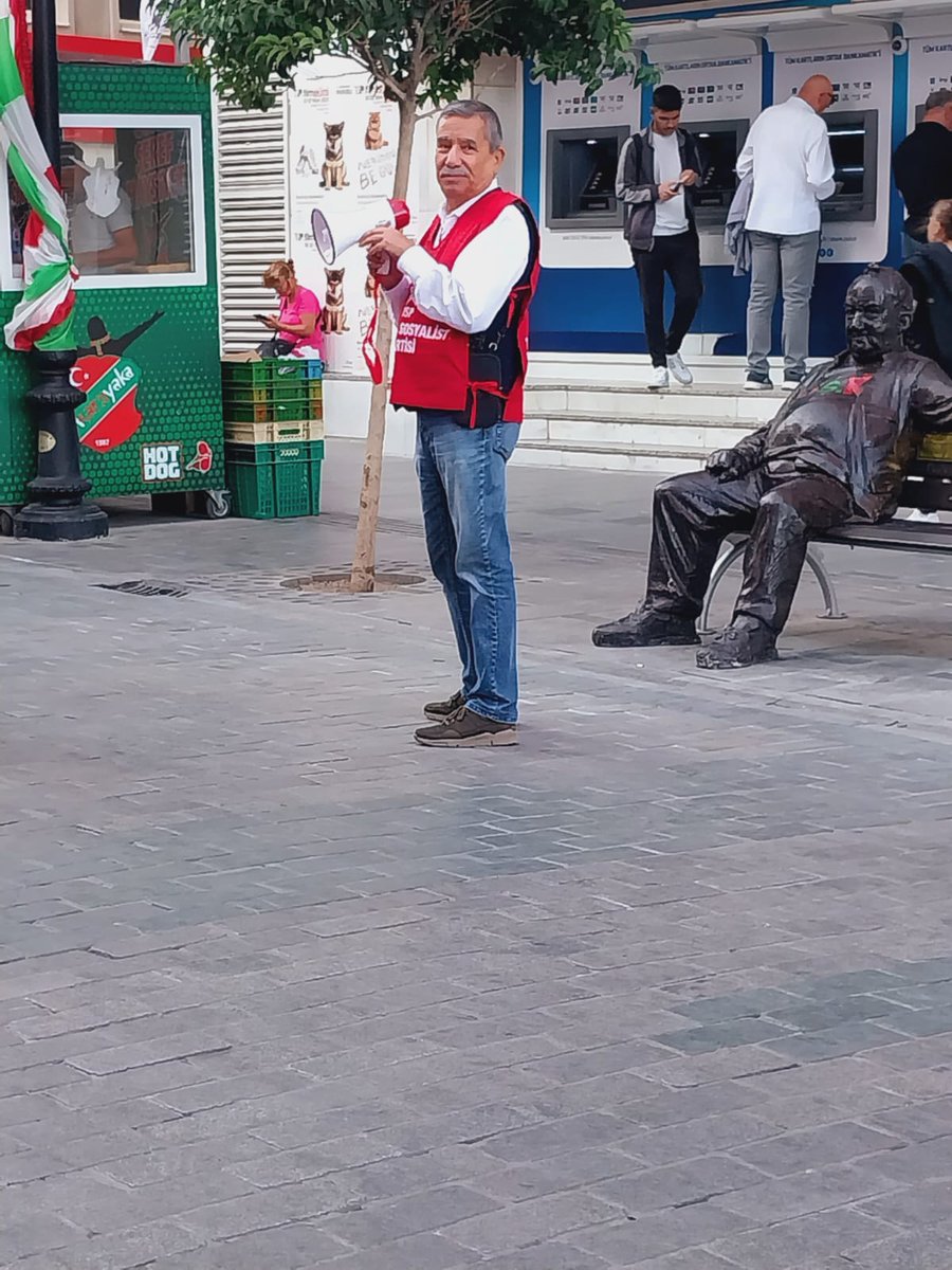SCP_Izmir's tweet photo. TSP izmir İl Başkanlığı üyeleri karşiyaka iskele karşısında 29 Ekim Yürüyelim Arkadaşlar 100. Yıl bildirisi dağıtımını yaptı,karşıyakalıların ilgisi yoğundu https://t.co/8ZI6lLfPp2