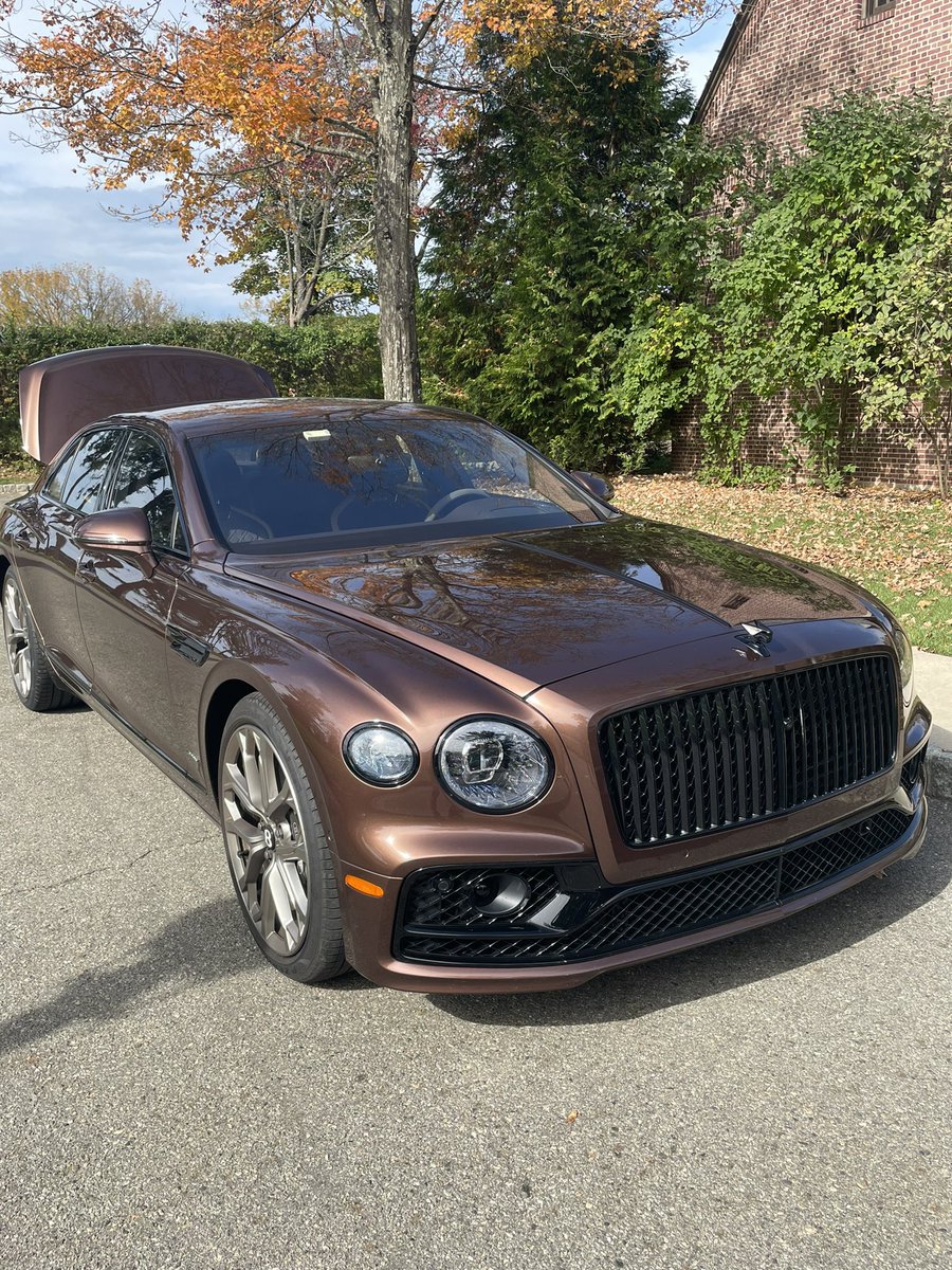 NKcars's tweet image. Enjoying fall foliage and Bentley W12 engines today at ‘the office.’ A lovely mid-week adventure. @BentleyMotors  #WorldofBentley #W12Engine