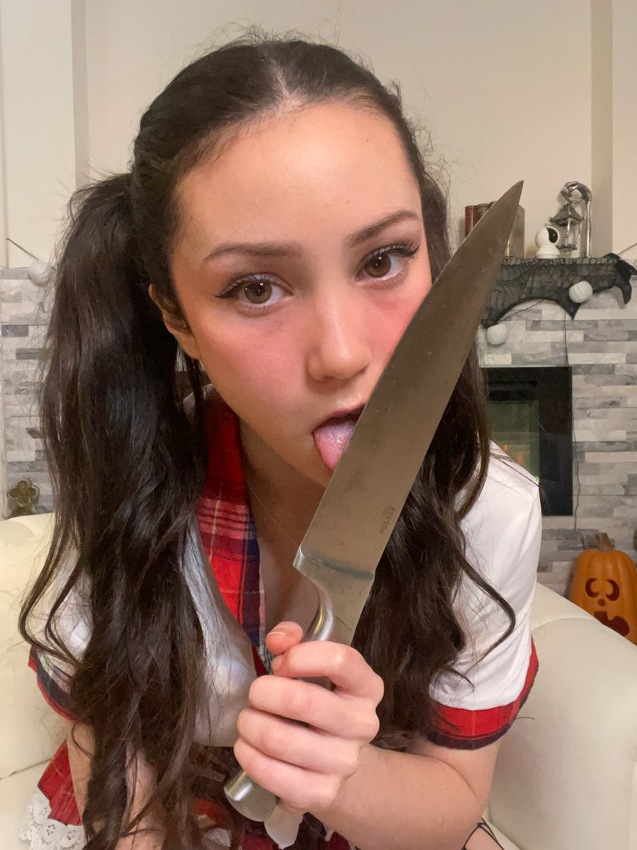 LexiASMR's tweet image. @OnlyFans wouldn’t let me post fucking pics like this when it’s Halloween and very obviously just part of a costume.😂 Even though I saw a popular porn star’s profile picture that had a person dressed up as ghost face holding a knife to her neck. :) At least treat us all fairly.…