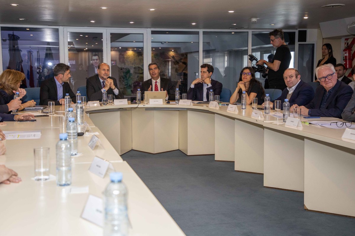 En Buenos Aires, junto a los gobernadores de Santiago del Estero, <a href="/GZamoraSDE/">Gerardo Zamora</a>, y de Chaco, <a href="/jmcapitanich/">Jorge Capitanich</a>, participamos de la presentación del Plan Director de Bajos Submeridionales.
