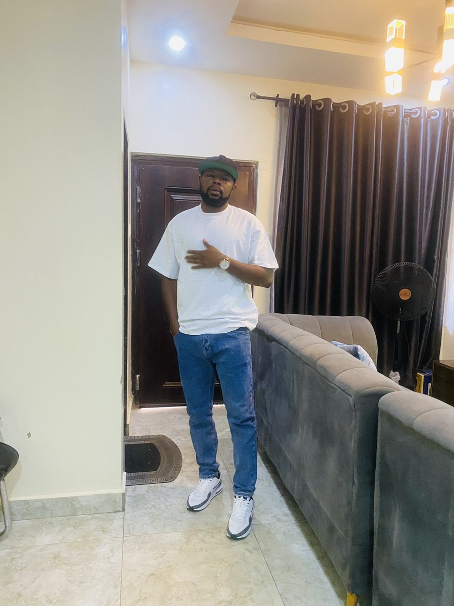ManLikeAkoh's tweet photo. Different day, same pose https://t.co/J4cgpGWCtg