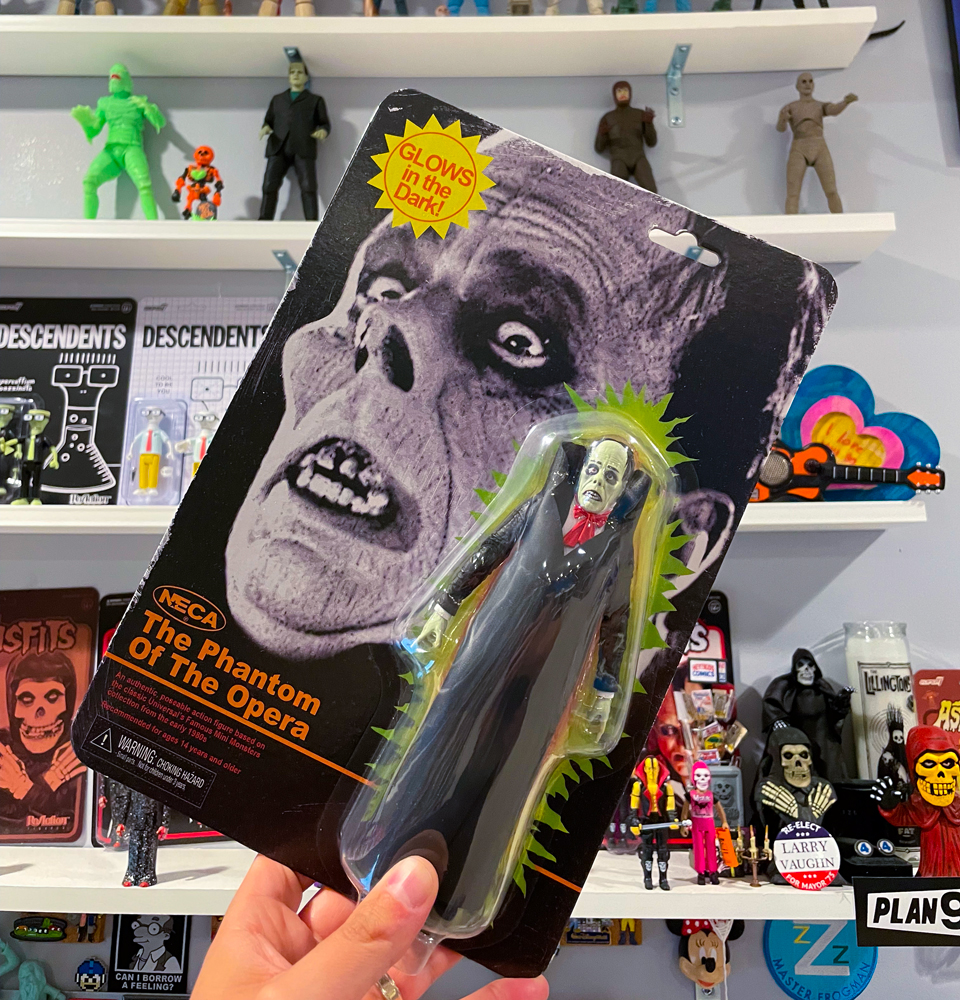 VeebsToys's tweet image. The @NECA_TOYS retro #phantomoftheopera might be my favorite of the group so far, and I positively cannot wait for #Dracula. VINYL CAPES. This set is going to be absolutely incredible when it is complete with the #MonsterMaker. 

#NECA #NECAToys #REMCO #UniversalMonsters #Fwoosh