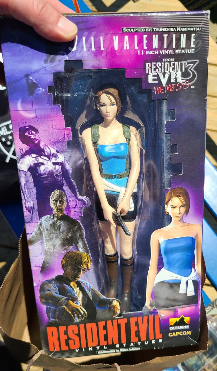 Throwback to when I randomly found this in a collectibles shop of the beach boardwalk. #ResidentEvil3 #Biohazard3 #JillValentine #REBHFun