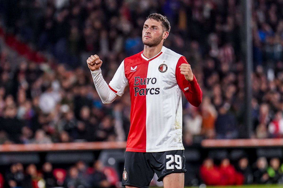 ESPNInsights's tweet image. Santiago Giménez has scored in 9 straight appearances for Feyenoord across all competitions, breaking a tie with Hugo Sánchez for the longest goal streak by a Mexican player in European, top-flight competitions.