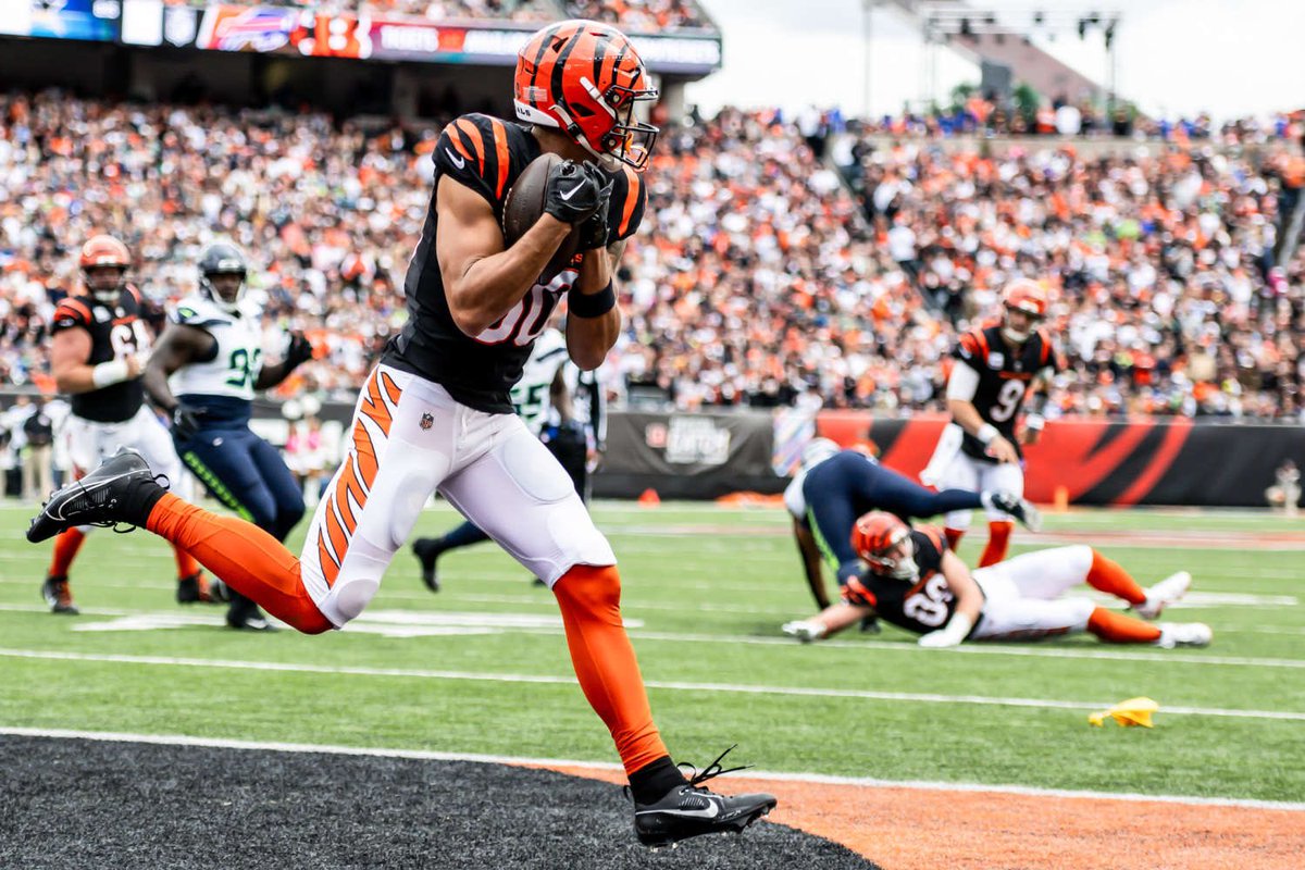 Dan_Hoard's tweet photo. Here are our scheduled #Bengals radio show guests this week:
@AndreiIosivas tonight from 6-7 at Varsity Sports Bar &amp; Grill in Anderson Township.
@chasebrown____ on Friday from 4:30-5:30 at Wings &amp; Rings in Finneytown.
(📷  credit = @R_M_Photo)
#RuleTheJungle https://t.co/C4tZNgXaz7