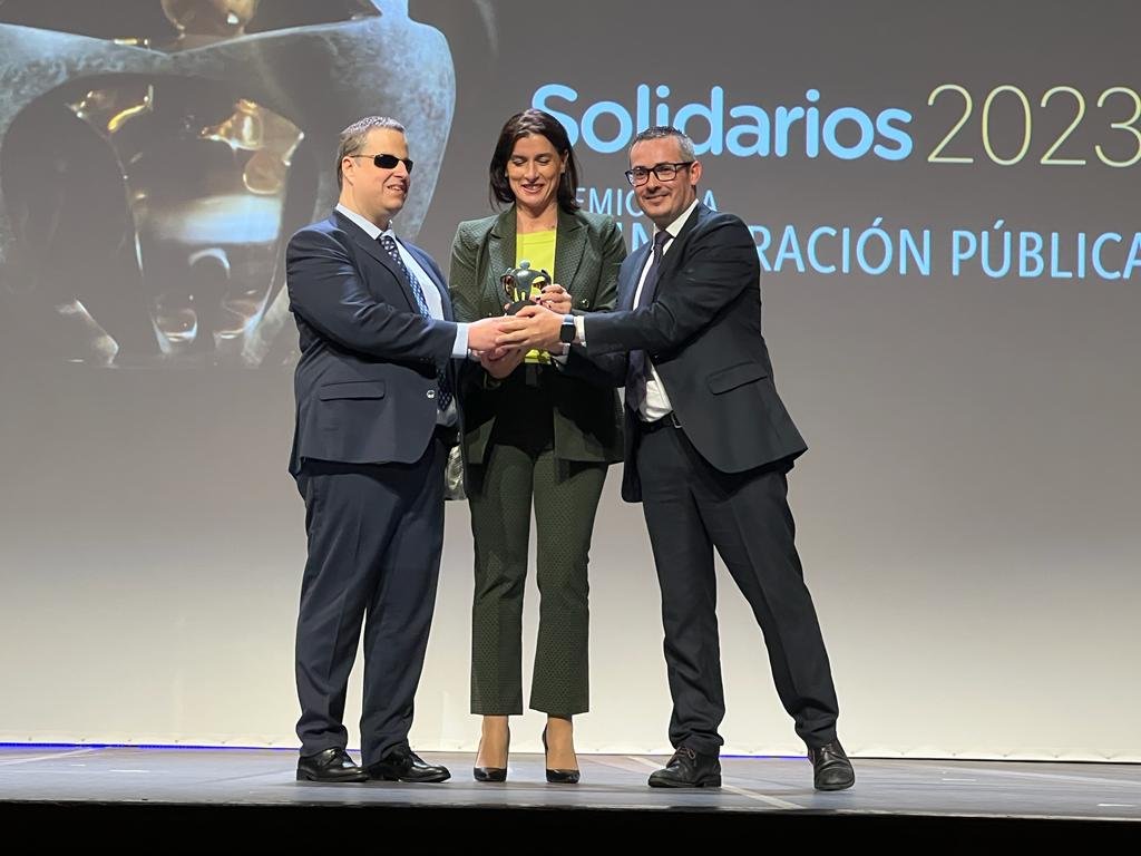 ONCE_oficial's tweet photo. Premio a la Administración Pública para @SocialSantander, por su programa #VidaIndependiente, destinado a personas sin hogar, a las que dota de herramientas y habilidades para salir del sinhogarismo 

@gemaigual 
#PremiosSolidarios @GrupoSocialONCE 
#Cantabria 2023 https://t.co/eQKXhYndnm