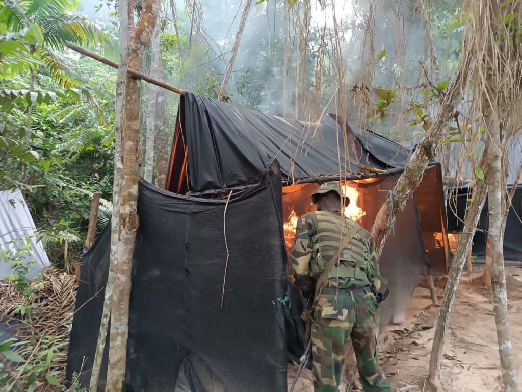 Milicia_ve's tweet photo. La #FANB con la operación "Relámpago del Catatumbo 2023" realizó destrucción de un (01) punto de abastecimiento logístico TANCOL y un (01) laboratorio para el procesamiento de clorhidrato de cocaína, en coordenadas: 08°54′19.7′′ N - 72°43′03.8"O. https://t.co/cZi9vH1JVh