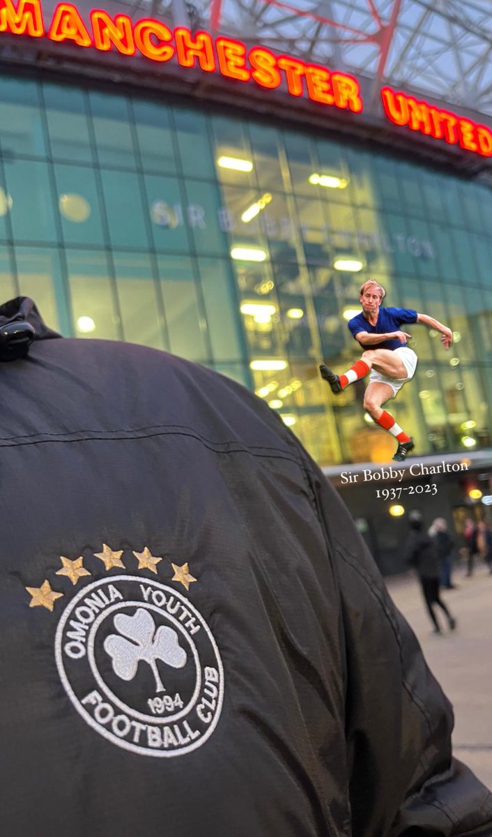 OmoniaYouthFC's tweet photo. Paying homage to Sir Bobby Chalton on a special night.

RIP to an absolute legend

Omonia youth is everywhere! ☘️⚽
#mufc #ucl #omonia #oyfc #BobbyCharlton #SirBobbyCharlton #rip https://t.co/ztVxiQnsXF