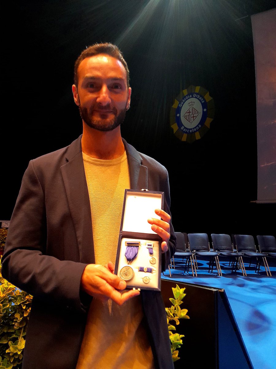 Molt agraït del reconeixement de la <a href="/GUBBarcelona/">Guàrdia Urbana Barcelona</a>, que m’ha entregat la medalla honorífica del cos. És un orgull seguir l’estela de col•legues a qui admiro i especialment de la Mària Sànchez de <a href="/RTVECatalunya/">RTVE Catalunya</a> a qui avui recordo especialment.