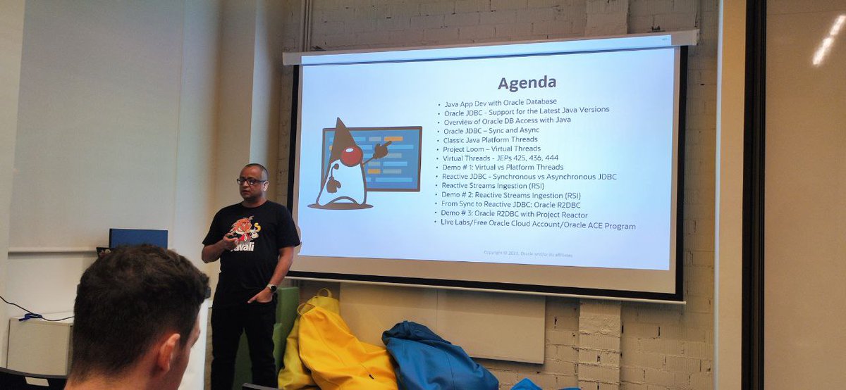 BarcelonaJUG's tweet image. Time for @juarezjunior from @Oracle who will talk us about Virtual Threads, Reactive Streams and more! #Java21 #Reactive #Java 🙂