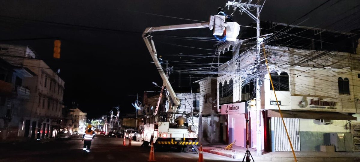 CNEL_EP's tweet image. #MejorasProgramadas👷🏻‍♂️

Hoy, realizamos trabajos programados en dos sectores de la provincia de #SantaElena.

Barrio Mariscal Sucre: Repotenciación de red trifásica.

Subestación San Lorenzo: Cambio de acometida, debido a daños provocados por terceros en intento de hurtar redes.