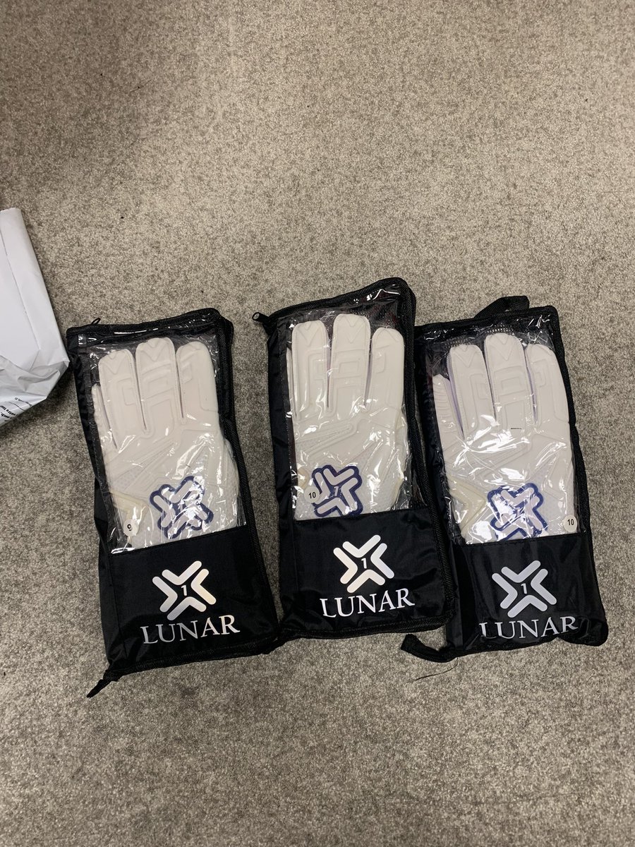 Thanks to <a href="/SOLO_GK_/">SOLO-GK-</a> for sorting two of the <a href="/Pilkingtonfc/">Pilkington Football Club</a> goalkeeping department out with the goods 🧤